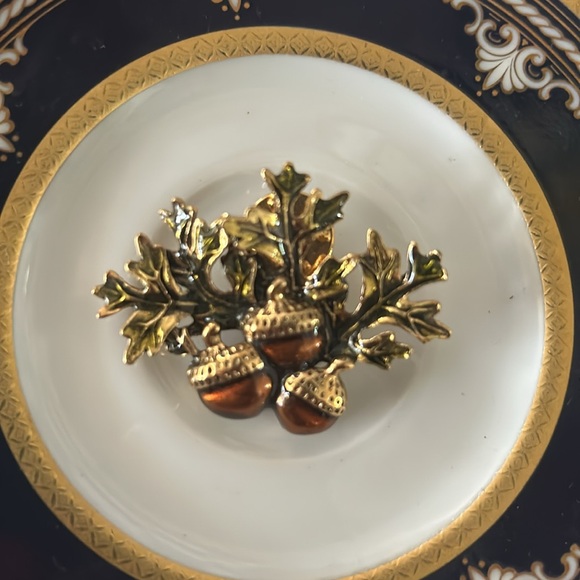 Vintage AVON Gold Tone Acorn Pin Signed - Picture 8 of 8